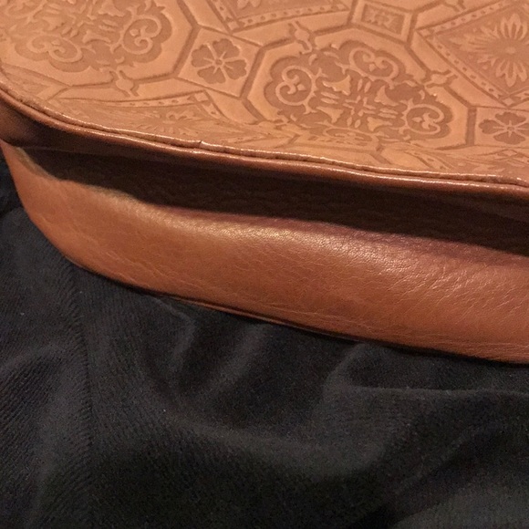 Elizabeth Clairborne crossbody tooled leather - Picture 6 of 8